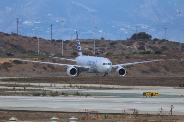 Boeing 777-200 —
