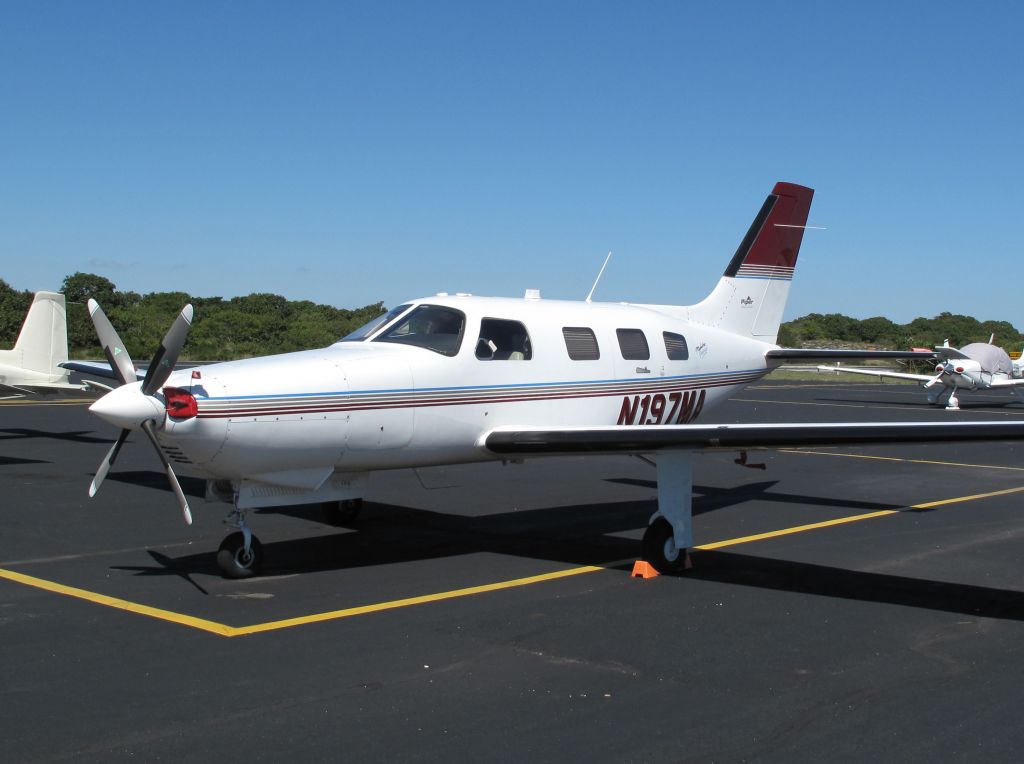 Piper Malibu Mirage (N197MA) - Challenging landing at Montauks runway.