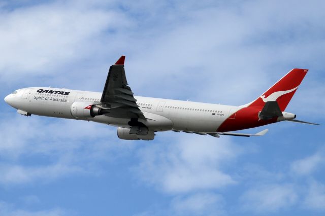 Airbus A330-300 (VH-QPC)