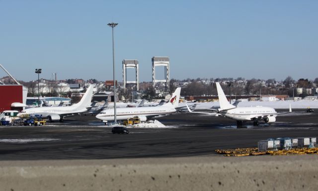 BOEING 737-400 (N129AC) - Phoenix Coyotes B737-400 sandwiched in between 2 Private B737-700s at Boston Logan Airport.