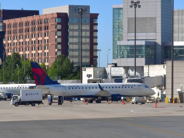 Embraer 175 (N226JQ) - Delta Embraer ERJ-175LR N226JQ in Boston 
