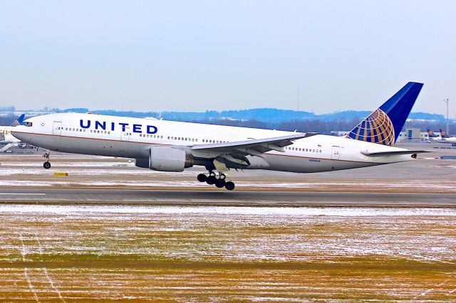 Boeing 777-200 (N204UA)