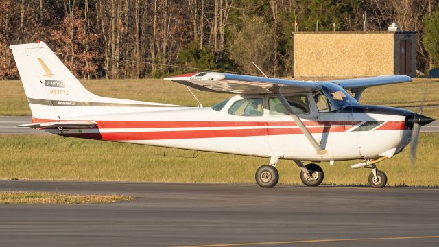 Cessna Skyhawk (N5357E) - N5357E taxiing to parking after doing some patterns at Winchester Regional Airport 