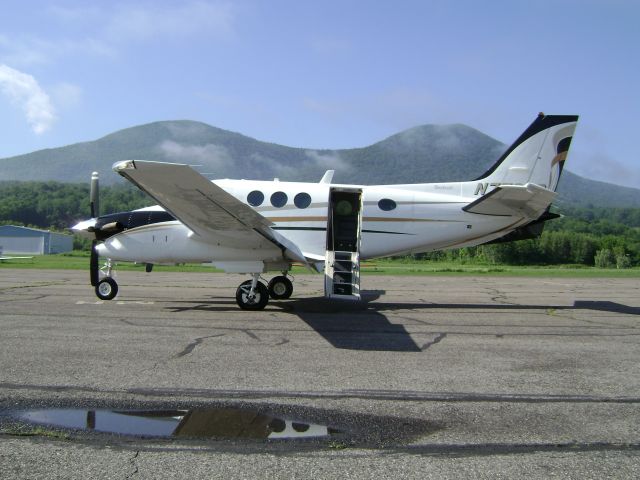 Beechcraft King Air 90 —