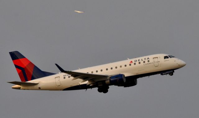 Embraer 170/175 (N818MD)