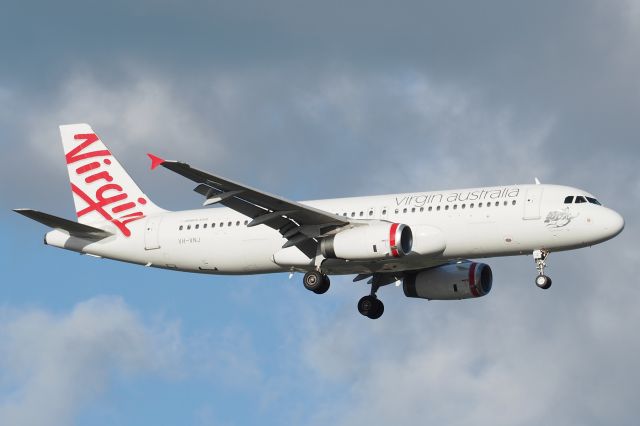 Airbus A320 (VH-VNJ) - Airbus A320-200 cn2982. QantasLink VH-VNJ name Cossies Beach final rwy 21 YPPH 11 September 2021