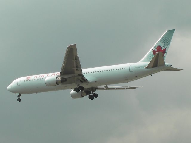 BOEING 767-300 (C-FMWU) - Runway 24R