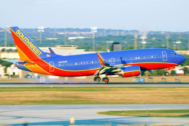 BOEING 737-300 (N639SW) - 12R arrival.