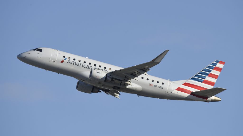 Embraer 175 (N215NN) - Departing LAX on 25R