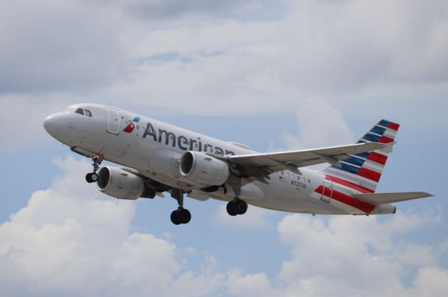 Airbus A319 (N737US) - American Flight 2365 departs Runway 6 at Southwest Florida International Airport enroute to Philadelphia International Airport