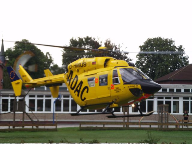 D-HMUS — - ADAC (Christoph 26) picks up a teenager after schoolsports-accident