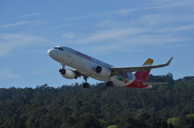 Airbus A320 (EC-MCS) - EC-MCS Conmemorativo de los 75 Años de Iberia volando a Puerto Rico despegando de Vigo (LEVX/VGO) con destino a Barajas (LEMD/MAD)