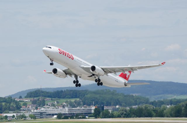 Airbus A330-300 (HB-JHD)