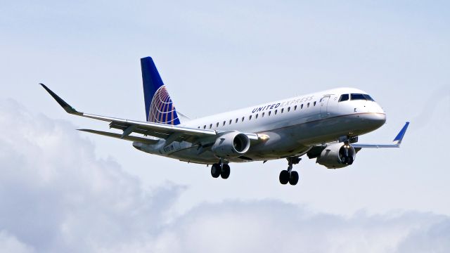 Embraer 175 (N141SY) - SKW5871 from SFO on final to Rwy 16R on 6.20.19. (ERJ-175LR / cn 17000472).