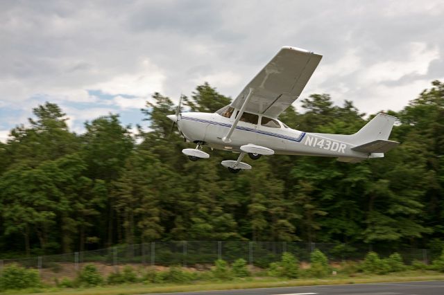 Cessna Skyhawk (N143DR)