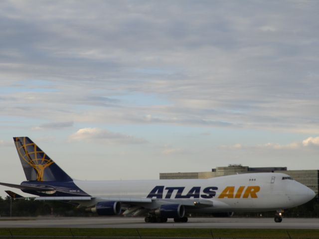 Boeing 747-400 (N415MC)