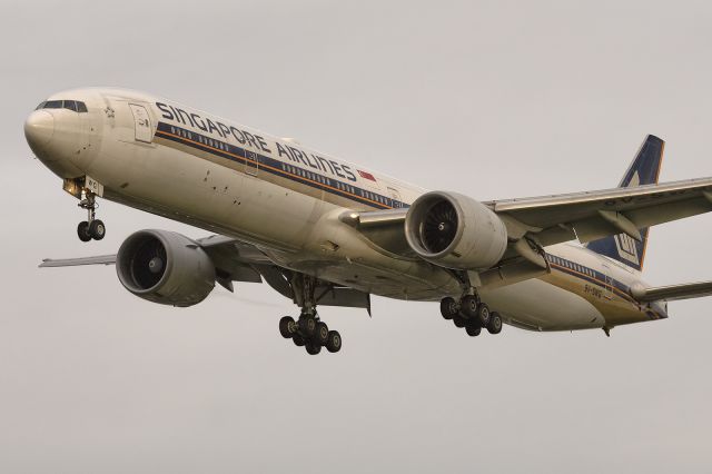 BOEING 777-300 (9V-SWG) - 2nd Feb., 2022: The flight from Changi Airport in the tiny city with a gigantic ego is about to touch down on runway 27L at Heathrow, 