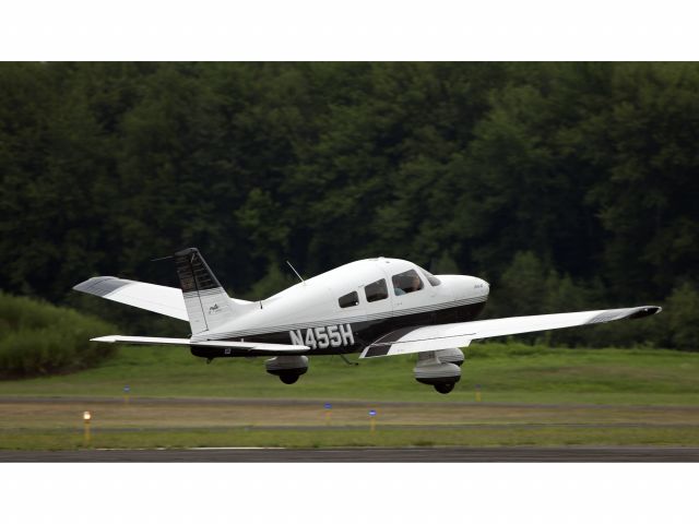 Piper Cherokee (N455H) - Take off RW08.