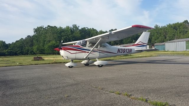 Cessna Skyhawk (N3913R) - W18