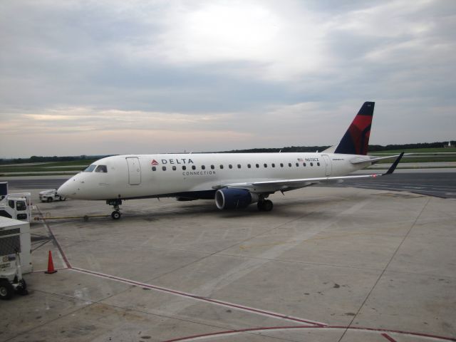 Embraer 175 (N613CZ)