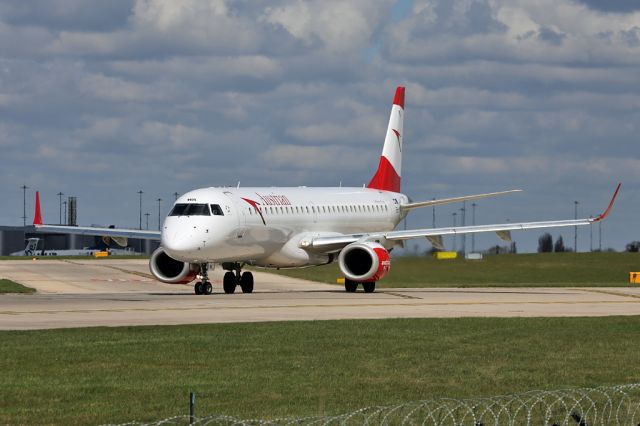 Embraer ERJ-190 (OE-LWA) - AUA464 lining up for departure to Vienna with one of there recently delivered E190s.