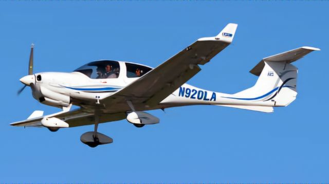 Diamond Star (N920LA) - Approaching to land KFRG