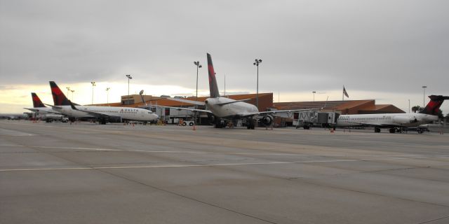 Boeing 757-200 (N660DL) - A busy day in Tallahassee with four diversions (all international flights) due to weather in Atlanta. Picture taken on 05/09/15.