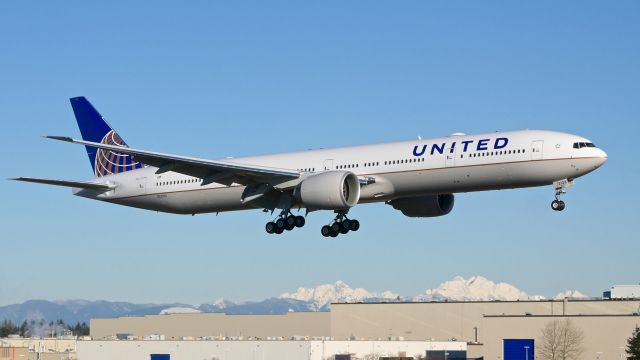 BOEING 777-300 (N2333U) - BOE753 on final to Rwy 16R to complete a B1 flight on 1.12.17. (ln 1466 / cn 62643).