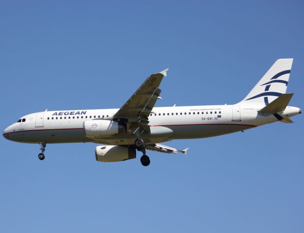 Airbus A320 (SX-DVI)