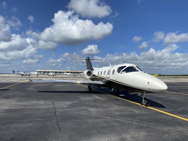 Beechcraft Beechjet (N473FL) - Waiting for passengers after a few days at the beach. 