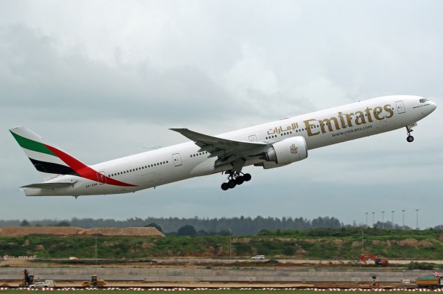 BOEING 777-300 (A6-ENK)