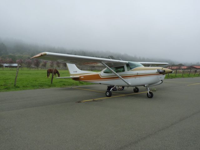 Cessna Skylane (N9118C) - Waiting for the fog to burn off.