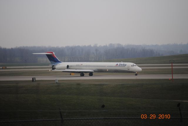 McDonnell Douglas MD-88 (N929DL) - Landed at KCVG