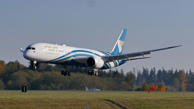 Boeing 787-9 Dreamliner (A4O-SG) - BOE924 from KPDX on short final to Rwy 34L to complete a ferry flight on 10.21.18. (ln 767 / cn 38795).