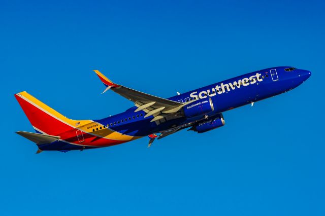 Boeing 737-800 (N8608N) - A Southwest 737-800 taking off from PHX on 1/25/23. Taken with a Canon R7 and Tamron 70-200 G2 lens.