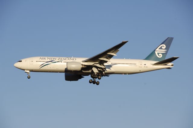 Boeing 777-200 (ZK-DKH) - Final Approach to Narita Intl Airport R/W34L on 2010/1/1