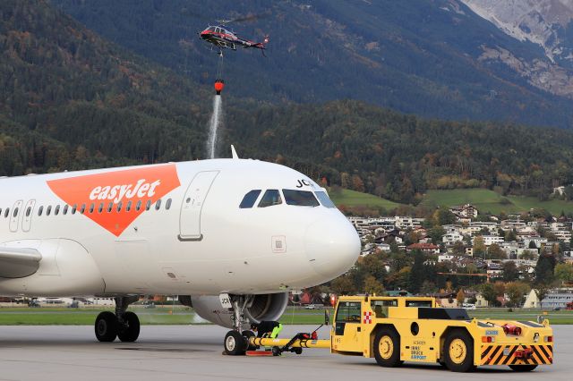Airbus A320 (G-EJCR)