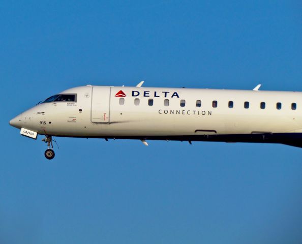 Canadair Regional Jet CRJ-900 (N915XJ)