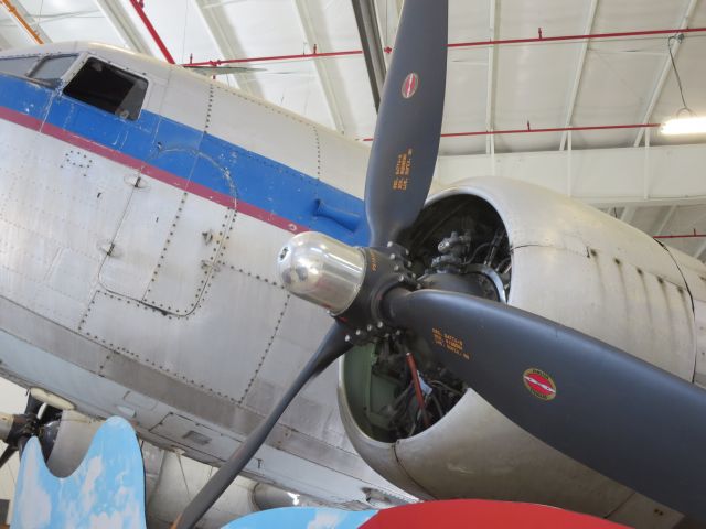 Douglas DC-3 (N105CA)