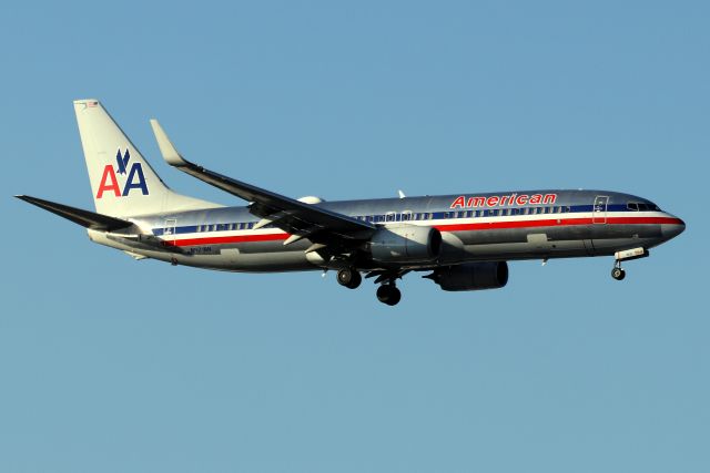 Boeing 737-800 (N921NN) - AA 1728 arriving from Charlotte  (American Heritage livery)