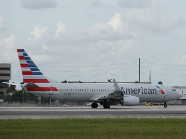 Boeing 737-800 (N908NN)