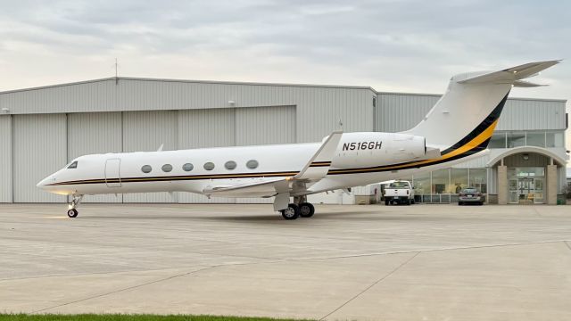 Gulfstream Aerospace Gulfstream V (N516GH) - “Global Jets 2226” (GJE2226), operated by this 1998 Gulfstream G-V, pulling into the FBO after arriving from Willow Run. This G-V is operated by Global Air Charters. 4/27/22. 