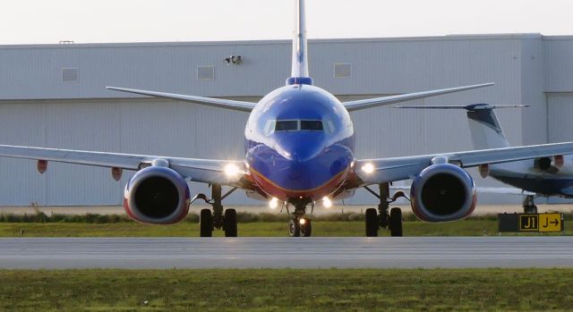 — — - N252WN taxiing to Rwy 10R at KFXE.