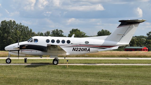 Beechcraft Super King Air 200 (N220RA)