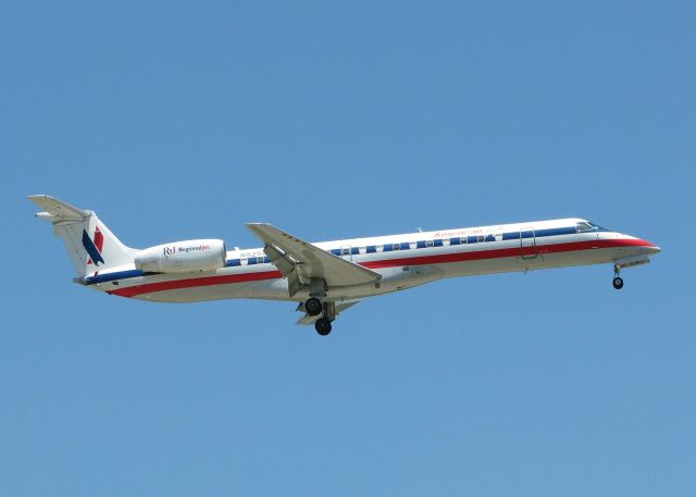 Embraer ERJ-145 (N925AE) - Landing on runway 14 at the Shreveport Regional airport.