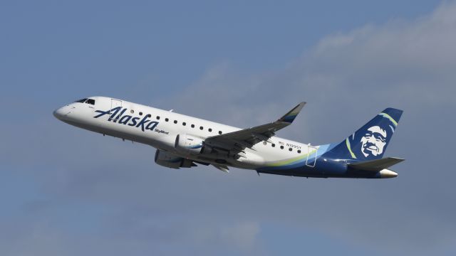 Embraer 175 (N199SY) - Departing LAX on 25R