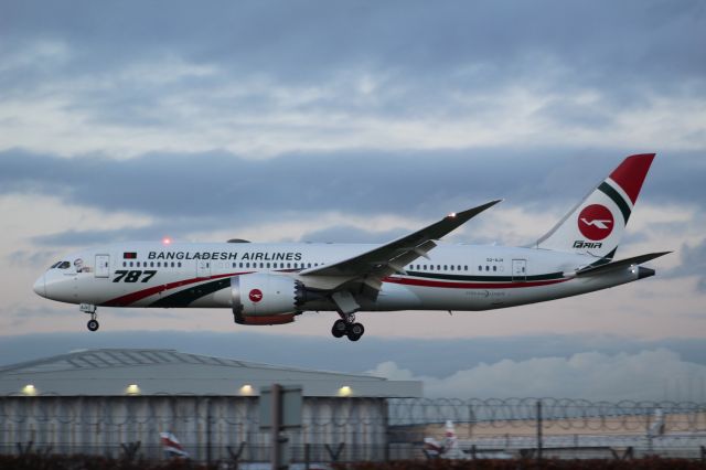 Boeing 787-8 (S2-AJV) - A Biman Bangladesh Airlines B787-8 on final approach into LHR, landing on runway 27L.br /br /Location: Great South-West Road.br /Date: 21.12.22 (dd/mm/yy).