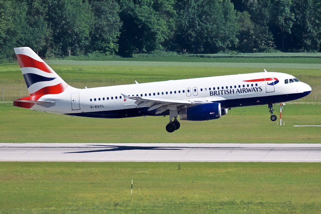 Airbus A320 (G-EUYL)