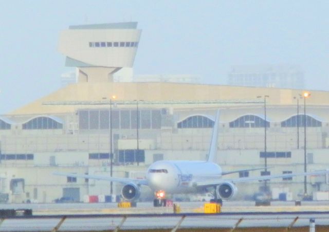 BOEING 767-300 (N373CM)