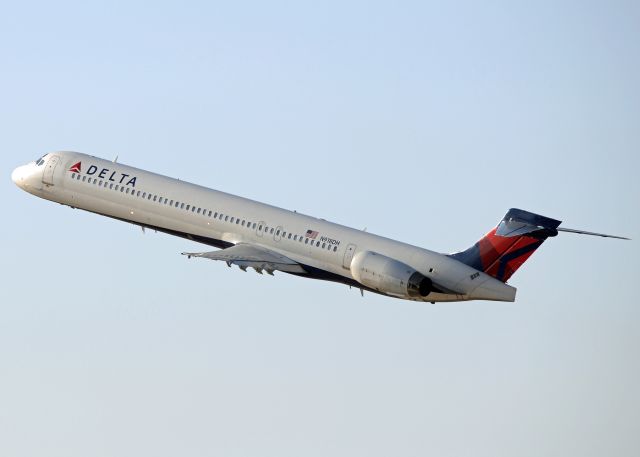 McDonnell Douglas MD-90 (N918DH)